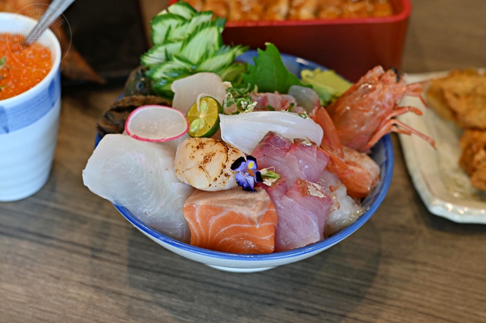 便宜大碗生魚片丼飯，大家點滿一大桌，生魚片、握壽司、鰻魚是招牌！ @趙先生吃飯
