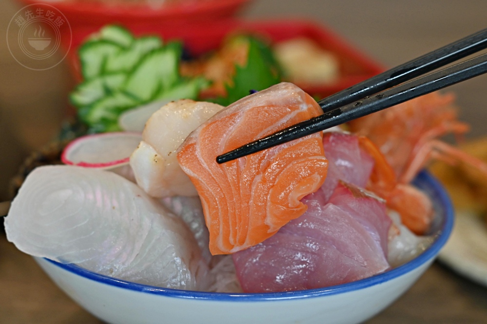 便宜大碗生魚片丼飯，大家點滿一大桌，生魚片、握壽司、鰻魚是招牌！ @趙先生吃飯