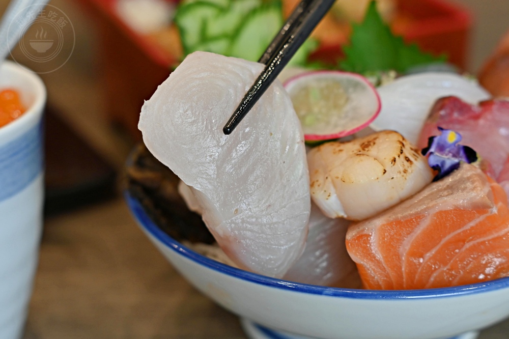 便宜大碗生魚片丼飯，大家點滿一大桌，生魚片、握壽司、鰻魚是招牌！ @趙先生吃飯