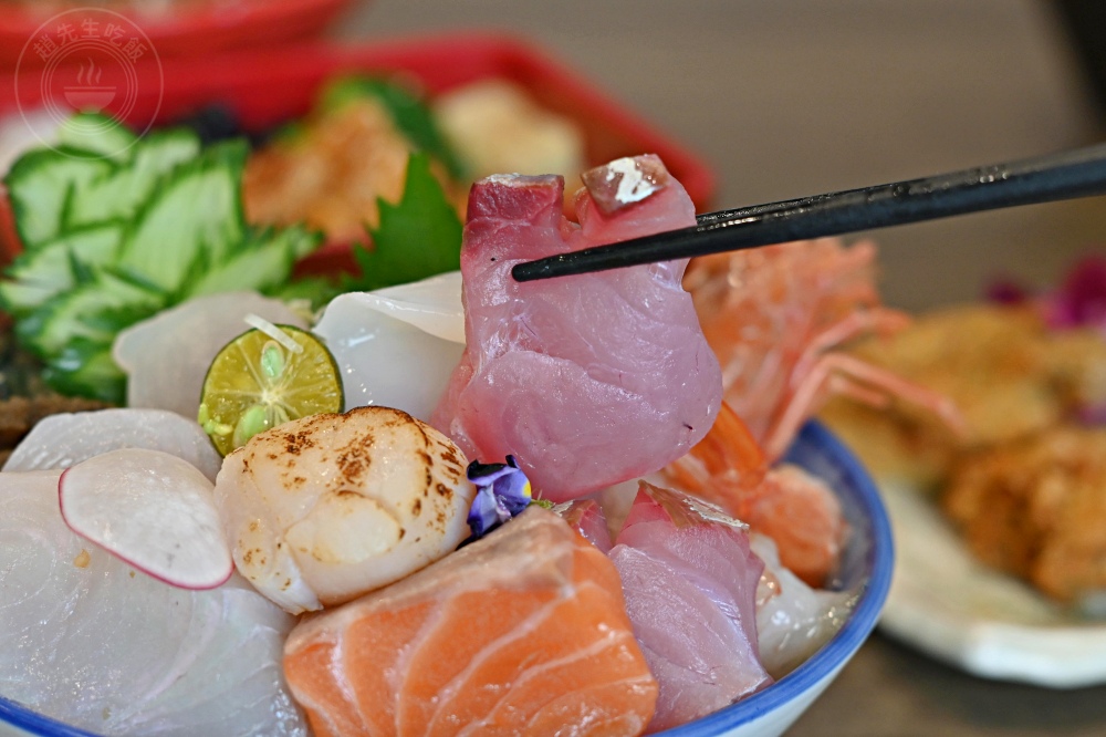 便宜大碗生魚片丼飯，大家點滿一大桌，生魚片、握壽司、鰻魚是招牌！ @趙先生吃飯