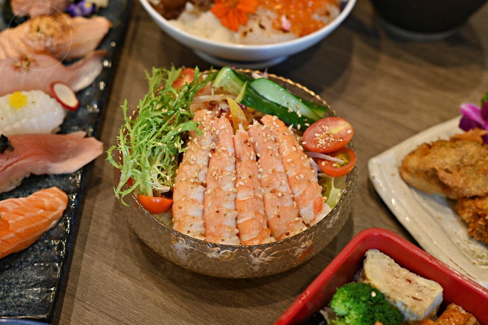 便宜大碗生魚片丼飯，大家點滿一大桌，生魚片、握壽司、鰻魚是招牌！ @趙先生吃飯