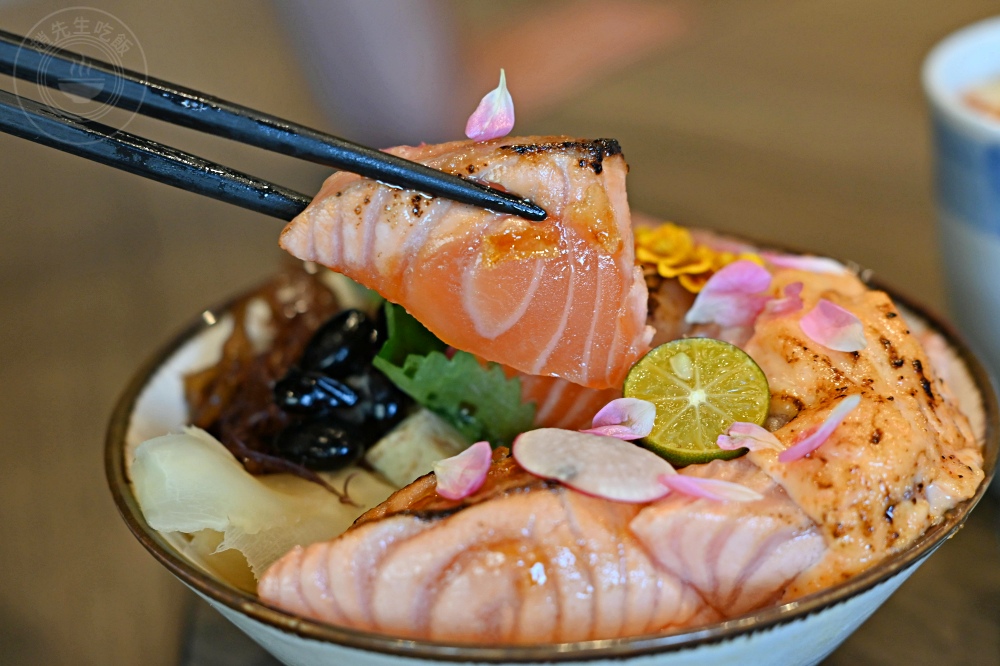 便宜大碗生魚片丼飯，大家點滿一大桌，生魚片、握壽司、鰻魚是招牌！ @趙先生吃飯