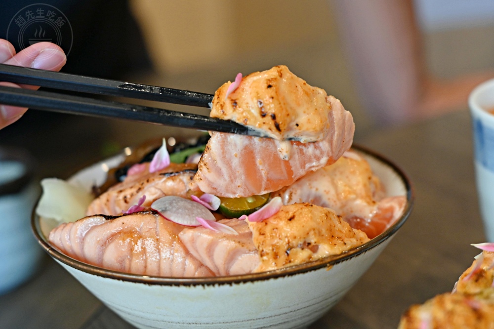 便宜大碗生魚片丼飯，大家點滿一大桌，生魚片、握壽司、鰻魚是招牌！ @趙先生吃飯