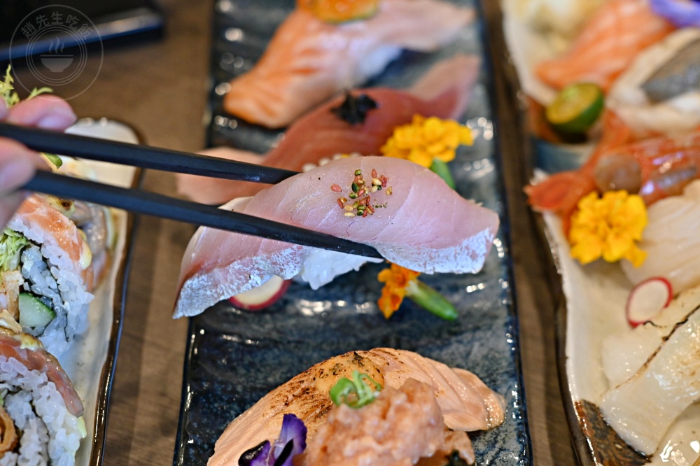 便宜大碗生魚片丼飯，大家點滿一大桌，生魚片、握壽司、鰻魚是招牌！ @趙先生吃飯