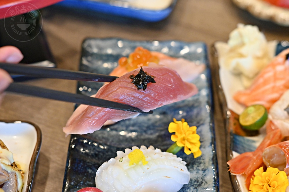 便宜大碗生魚片丼飯，大家點滿一大桌，生魚片、握壽司、鰻魚是招牌！ @趙先生吃飯