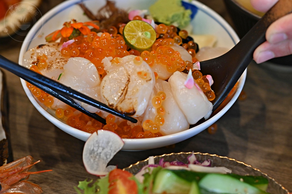 便宜大碗生魚片丼飯，大家點滿一大桌，生魚片、握壽司、鰻魚是招牌！ @趙先生吃飯