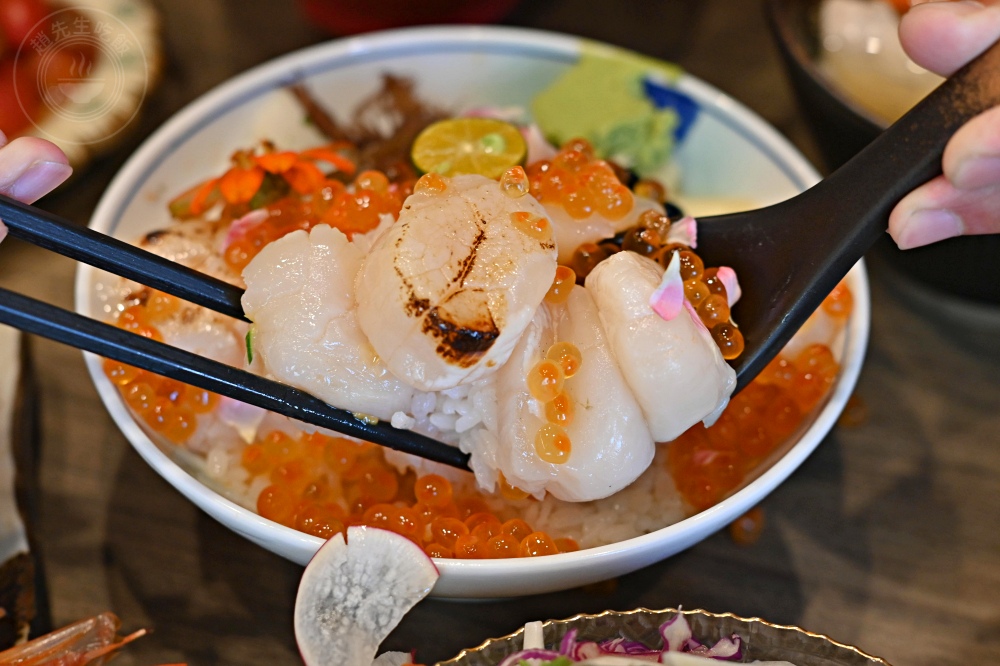 便宜大碗生魚片丼飯，大家點滿一大桌，生魚片、握壽司、鰻魚是招牌！ @趙先生吃飯