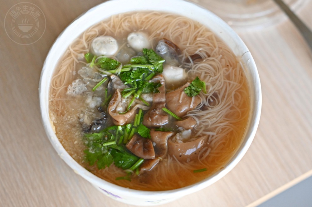 很多人邊吃邊抱怨，說這滷肉飯霸主很多越南人，去年米其林還得獎！ @趙先生吃飯