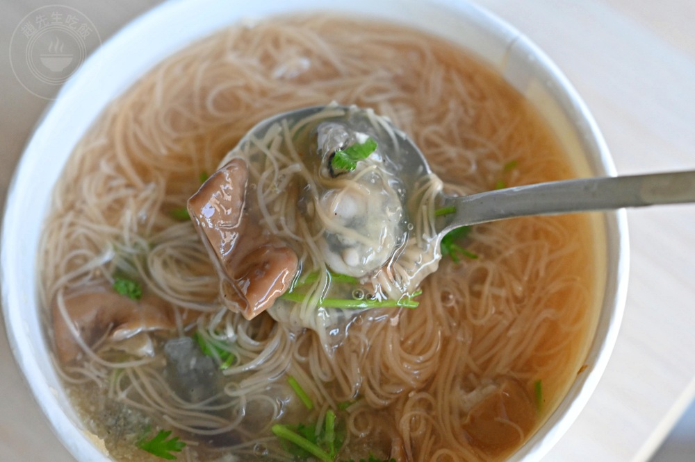 一半在地人說不吃油庫口麵線了，改吃這家料更多更好吃，蚵仔超大顆！ @趙先生吃飯