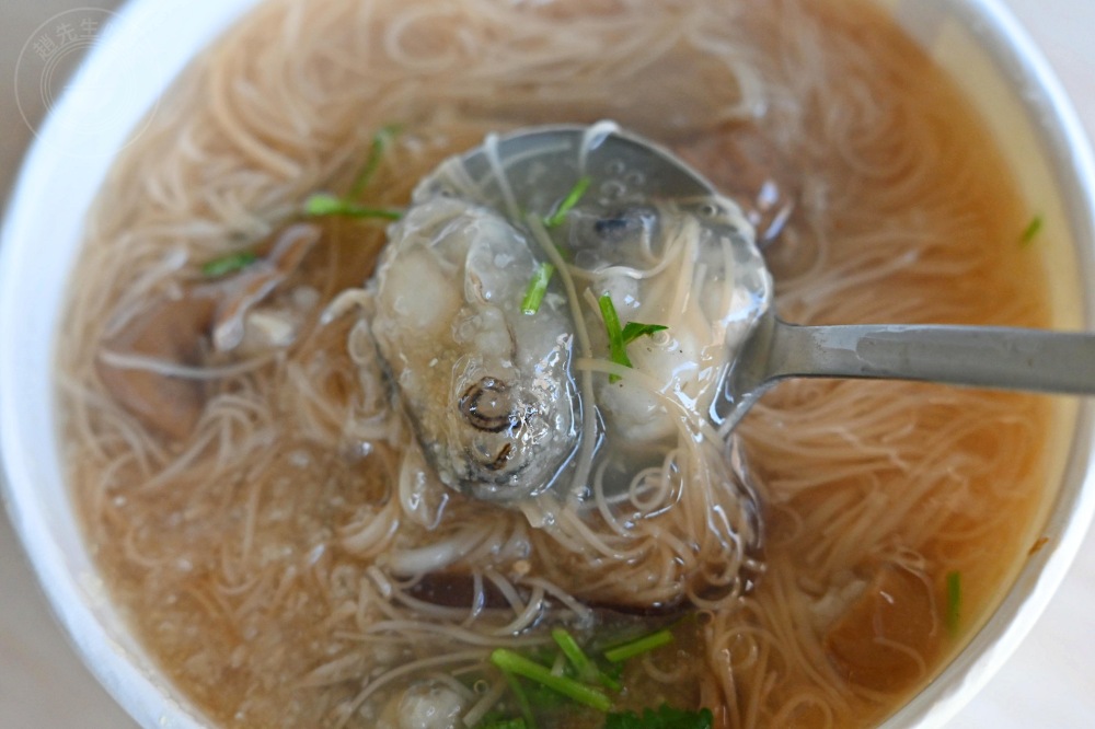 一半在地人說不吃油庫口麵線了，改吃這家料更多更好吃，蚵仔超大顆！ @趙先生吃飯