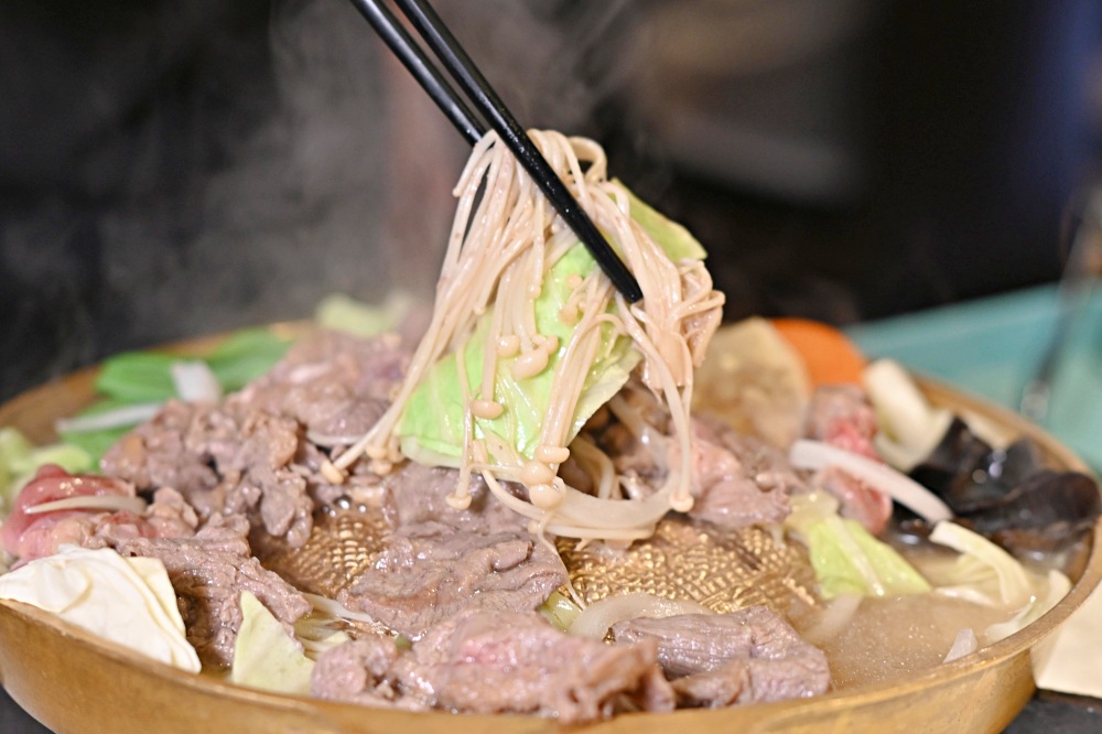 老闆把冰箱倒進部隊鍋？班長帶整連來吃！料多到犯規的超狂部隊鍋 @趙先生吃飯