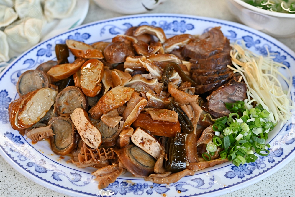 40年老店，只開下午到晚上，很多人從小吃到大，牛肉麵、滷味是招牌！ @趙先生吃飯