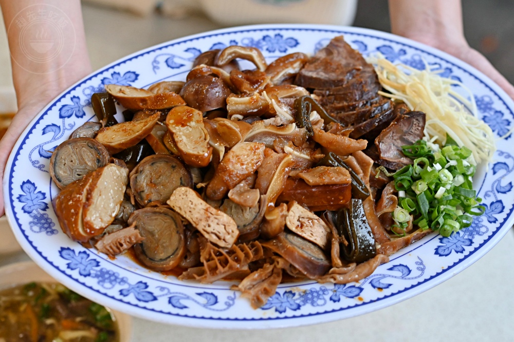 40年老店，只開下午到晚上，很多人從小吃到大，牛肉麵、滷味是招牌！ @趙先生吃飯