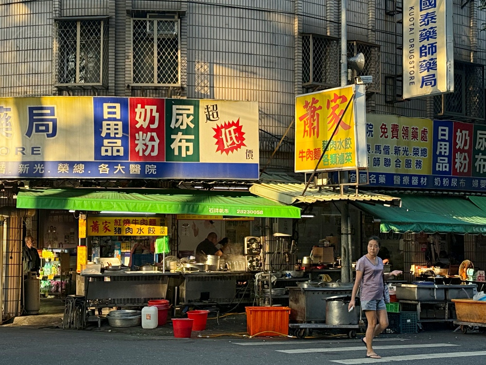 40年老店，只開下午到晚上，很多人從小吃到大，牛肉麵、滷味是招牌！ @趙先生吃飯