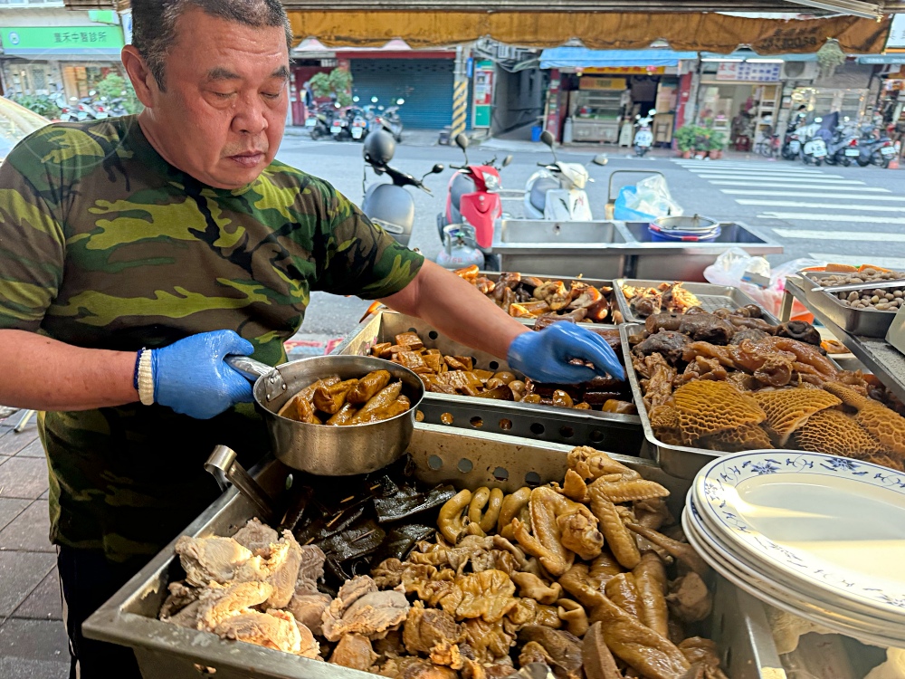 40年老店，只開下午到晚上，很多人從小吃到大，牛肉麵、滷味是招牌！ @趙先生吃飯