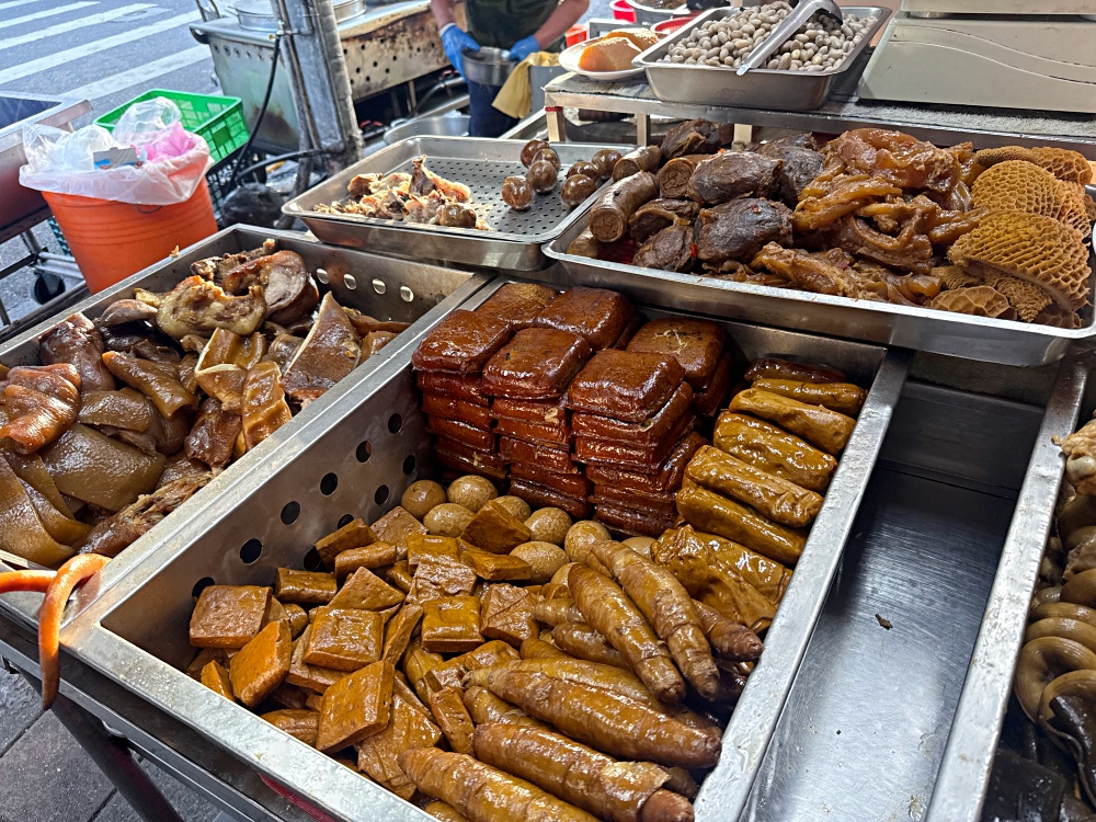 40年老店，只開下午到晚上，很多人從小吃到大，牛肉麵、滷味是招牌！ @趙先生吃飯