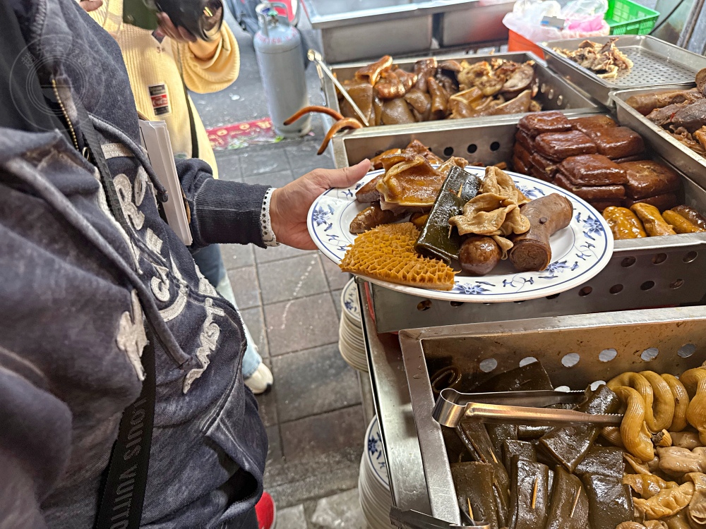 40年老店，只開下午到晚上，很多人從小吃到大，牛肉麵、滷味是招牌！ @趙先生吃飯