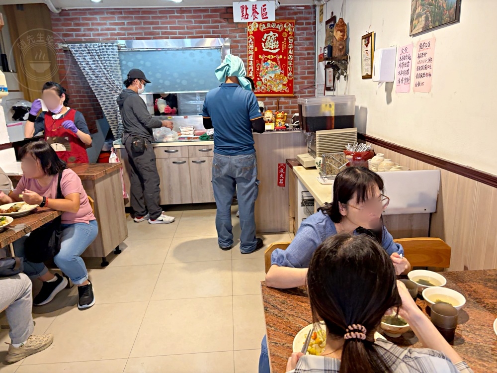 朋友說，不吃梁社漢了，改吃這家更便宜更好吃，雞腿、排骨都是招牌！ @趙先生吃飯