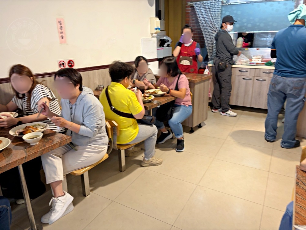 朋友說，不吃梁社漢了，改吃這家更便宜更好吃，雞腿、排骨都是招牌！ @趙先生吃飯