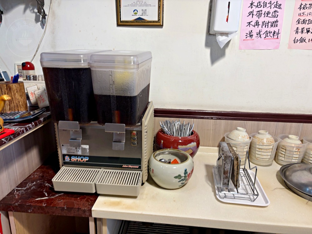 朋友說，不吃梁社漢了，改吃這家更便宜更好吃，雞腿、排骨都是招牌！ @趙先生吃飯