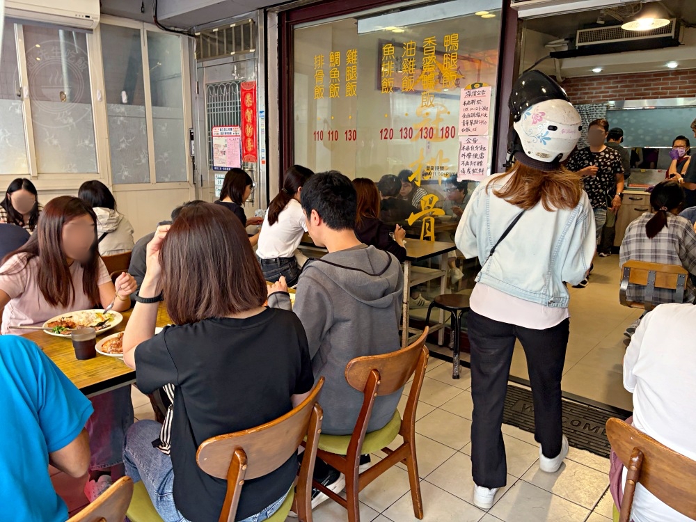 朋友說，不吃梁社漢了，改吃這家更便宜更好吃，雞腿、排骨都是招牌！ @趙先生吃飯