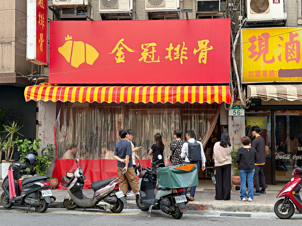 朋友說，不吃梁社漢了，改吃這家更便宜更好吃，雞腿、排骨都是招牌！ @趙先生吃飯