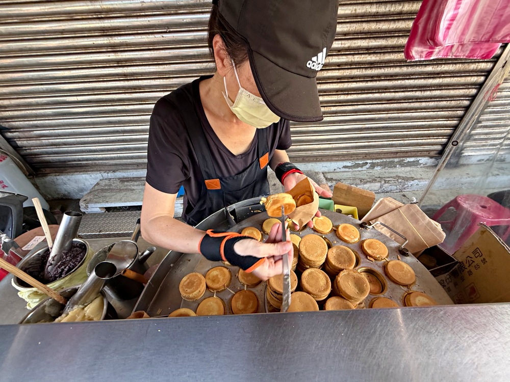 一顆9元車輪餅，在地人都在生氣說，觀光客太多，排很久都買不到！ @趙先生吃飯