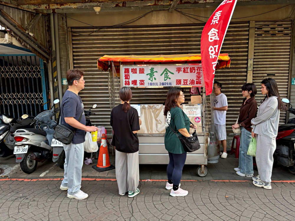 一顆9元車輪餅，在地人都在生氣說，觀光客太多，排很久都買不到！ @趙先生吃飯
