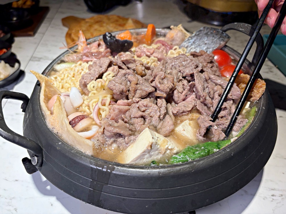 老闆把冰箱倒進部隊鍋？班長帶整連來吃！料多到犯規的超狂部隊鍋 @趙先生吃飯