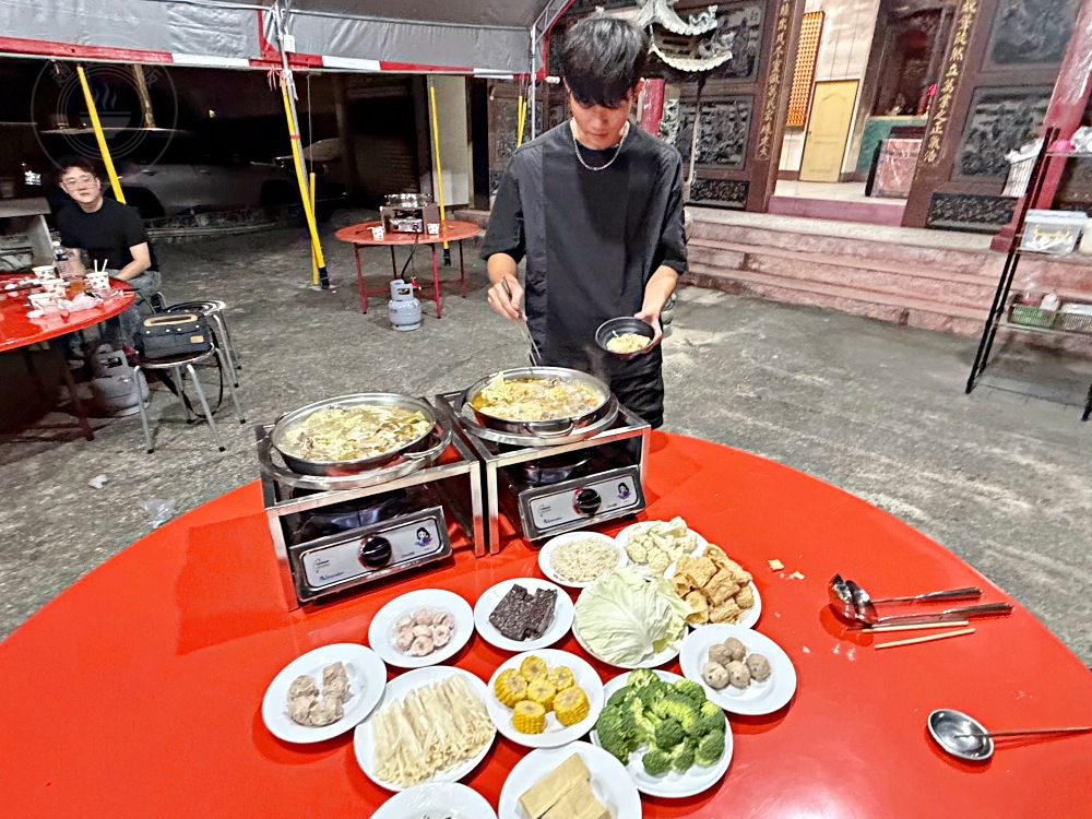 竟然在廟前吃薑母鵝跟羊肉爐！全台最新爆紅，剛開幕就被訂滿！ @趙先生吃飯
