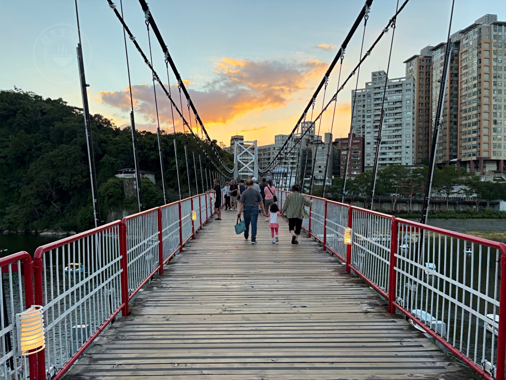 一半人不知道，小王子竟然在台灣，風景太美，走吊橋看夕陽，還能看山河景 @趙先生吃飯