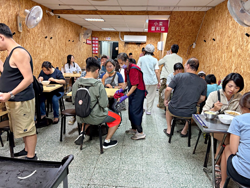 很多人沒聽過三色飯，很多人吃過就很難吃別家，皮蛋肉醬麵也是招牌！ @趙先生吃飯
