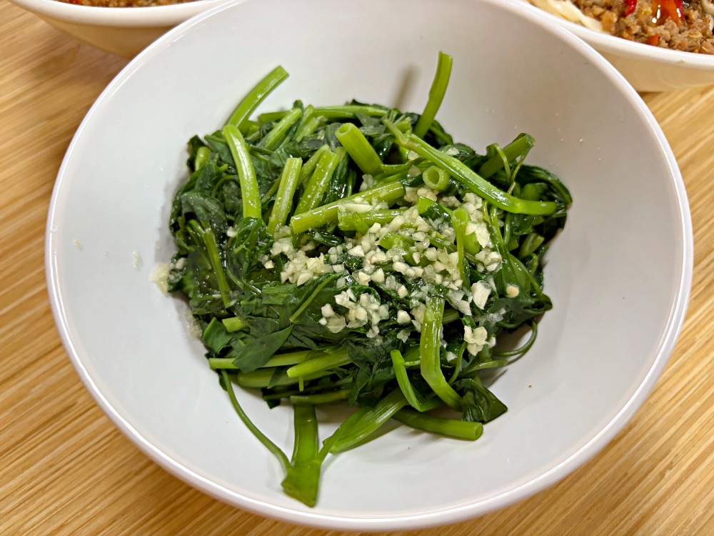 很多人沒聽過三色飯，很多人吃過就很難吃別家，皮蛋肉醬麵也是招牌！ @趙先生吃飯