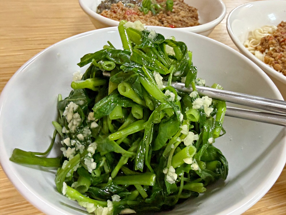 很多人沒聽過三色飯，很多人吃過就很難吃別家，皮蛋肉醬麵也是招牌！ @趙先生吃飯