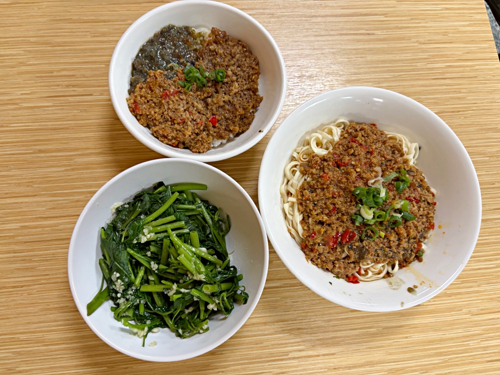 很多人沒聽過三色飯，很多人吃過就很難吃別家，皮蛋肉醬麵也是招牌！ @趙先生吃飯
