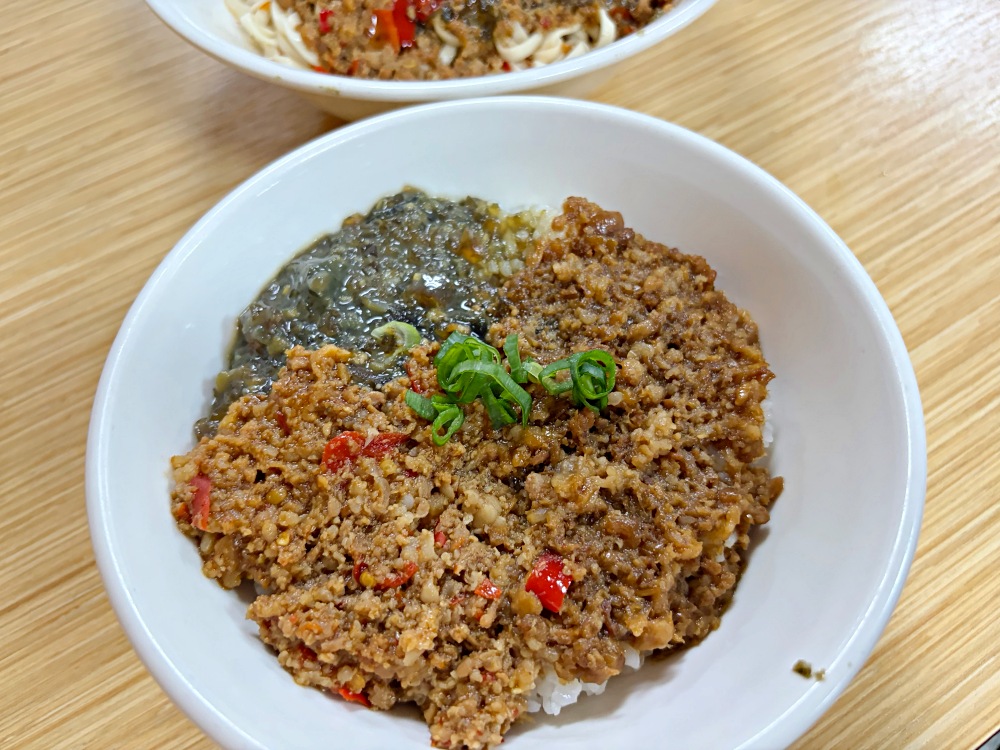 很多人沒聽過三色飯，很多人吃過就很難吃別家，皮蛋肉醬麵也是招牌！ @趙先生吃飯