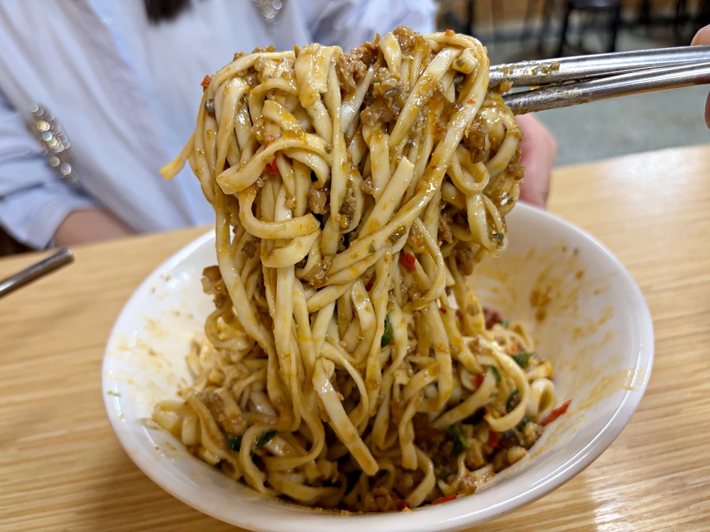 很多人沒聽過三色飯，很多人吃過就很難吃別家，皮蛋肉醬麵也是招牌！ @趙先生吃飯