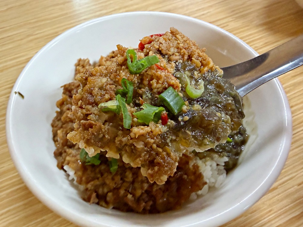 很多人沒聽過三色飯，很多人吃過就很難吃別家，皮蛋肉醬麵也是招牌！ @趙先生吃飯