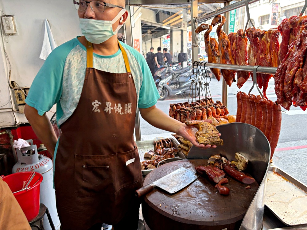 在地燒臘老店，烤雞、油雞便當才90元，在地人排爆，便宜卻無敵好吃！ @趙先生吃飯