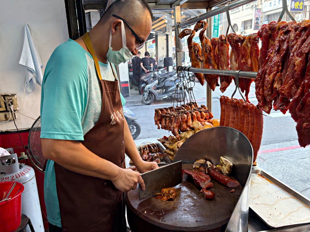 在地燒臘老店，烤雞、油雞便當才90元，在地人排爆，便宜卻無敵好吃！ @趙先生吃飯