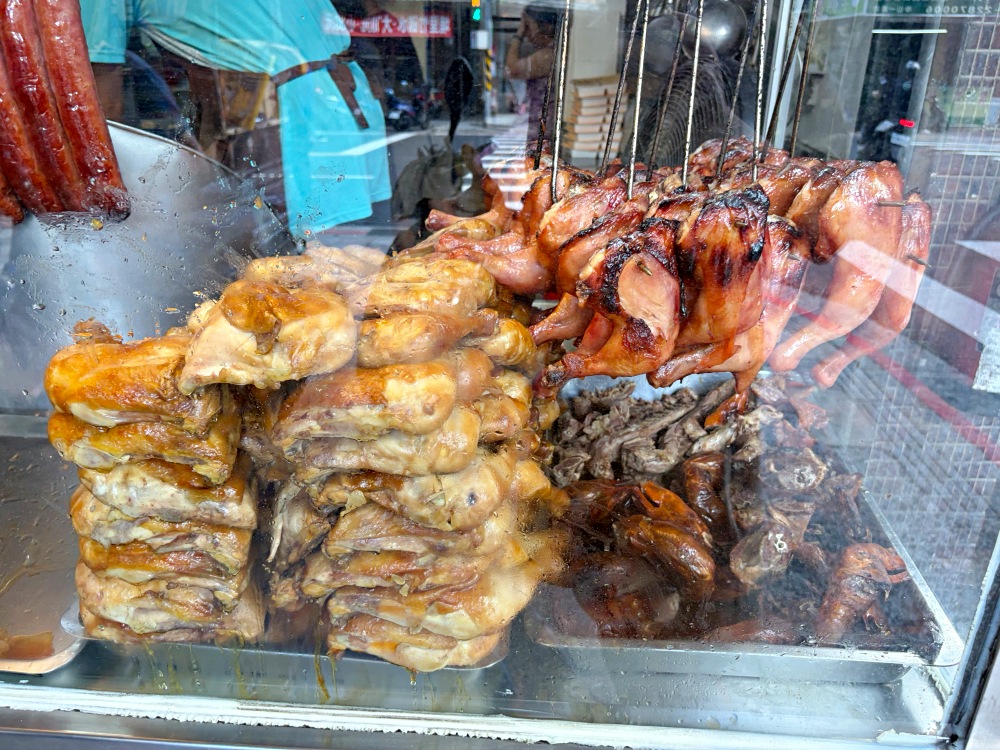 在地燒臘老店，烤雞、油雞便當才90元，在地人排爆，便宜卻無敵好吃！ @趙先生吃飯