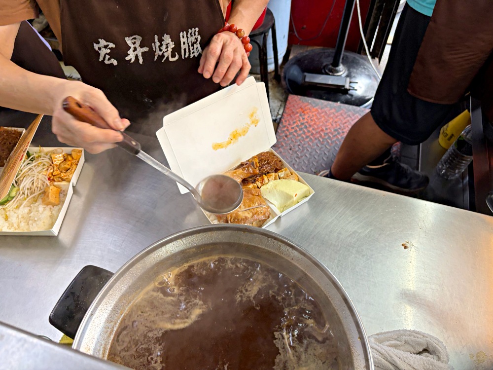 在地燒臘老店，烤雞、油雞便當才90元，在地人排爆，便宜卻無敵好吃！ @趙先生吃飯