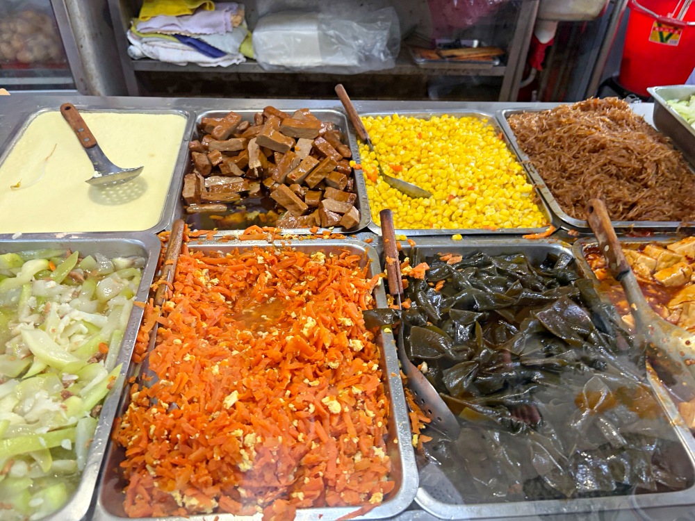 在地燒臘老店，烤雞、油雞便當才90元，在地人排爆，便宜卻無敵好吃！ @趙先生吃飯