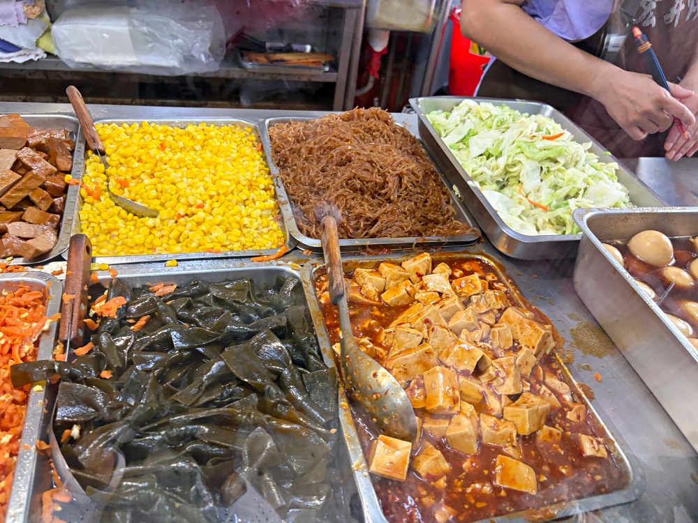在地燒臘老店，烤雞、油雞便當才90元，在地人排爆，便宜卻無敵好吃！ @趙先生吃飯