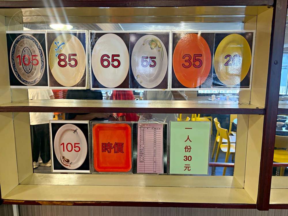 40年在地知名石頭火鍋，平日一開店也爆滿，師傅超會爆香，便宜好吃！ @趙先生吃飯