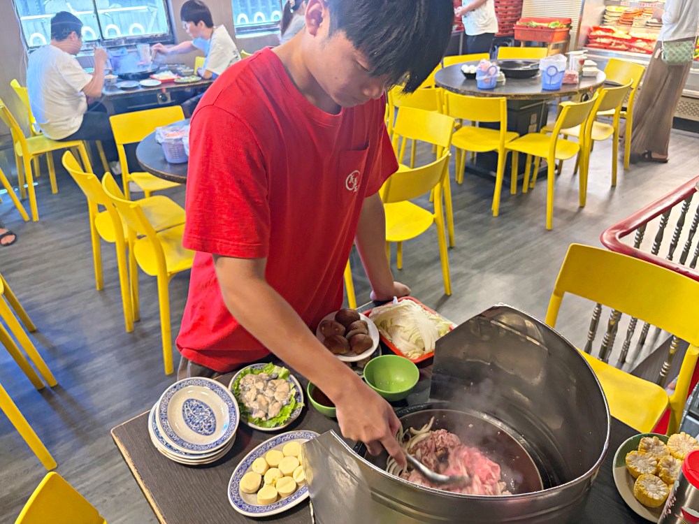 40年在地知名石頭火鍋，平日一開店也爆滿，師傅超會爆香，便宜好吃！ @趙先生吃飯