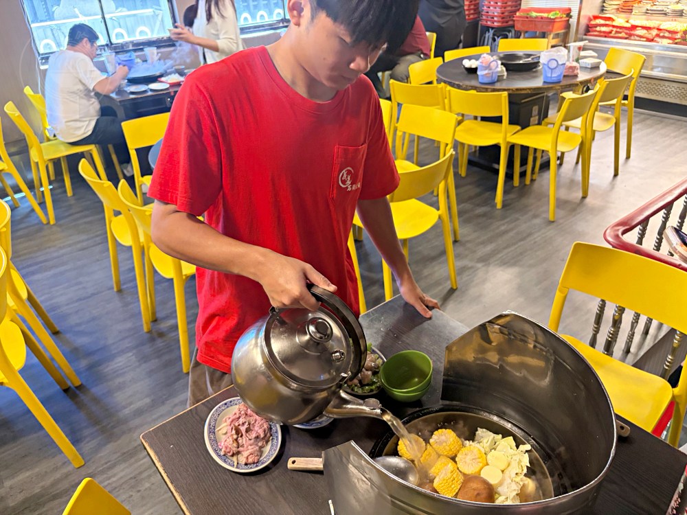 40年在地知名石頭火鍋，平日一開店也爆滿，師傅超會爆香，便宜好吃！ @趙先生吃飯