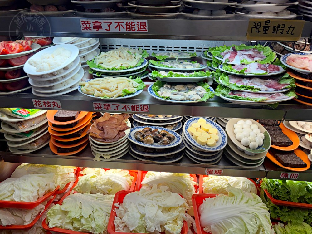 40年在地知名石頭火鍋，平日一開店也爆滿，師傅超會爆香，便宜好吃！ @趙先生吃飯