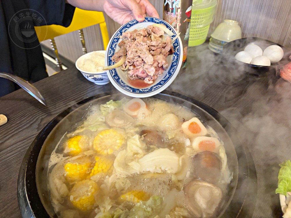 40年在地知名石頭火鍋，平日一開店也爆滿，師傅超會爆香，便宜好吃！ @趙先生吃飯