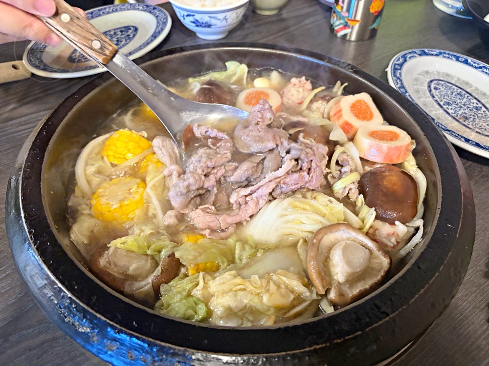 40年在地知名石頭火鍋，平日一開店也爆滿，師傅超會爆香，便宜好吃！ @趙先生吃飯